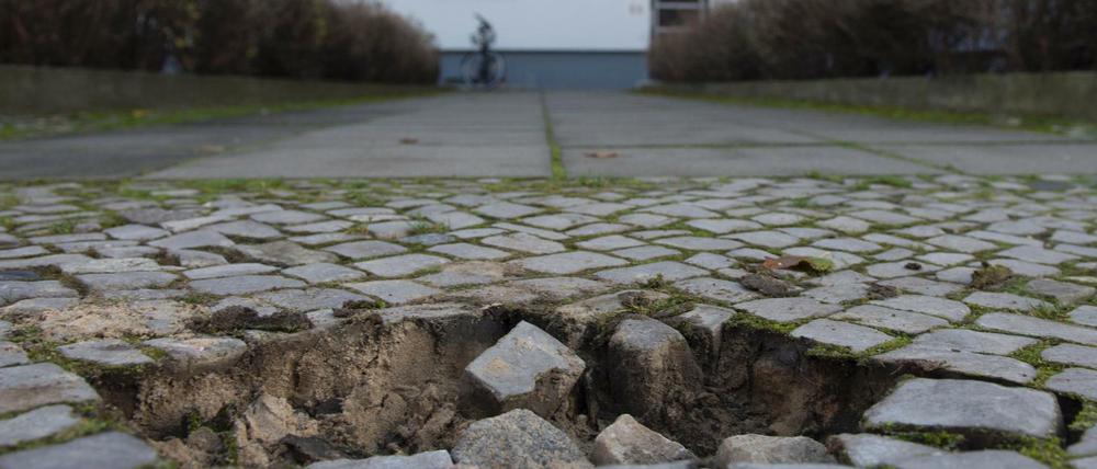 Ein Loch ist am 07.11.2017 in Berlin im Bürgersteig an der Rungiusstraße 33 zu sehen. Dort waren «Stolpersteine» eingelassen, die von unbekannten Tätern entwendet wurden. Der Staatsschutz hat die Ermittlungen aufgenommen. .