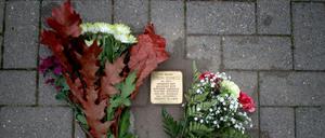 Die Stolpersteine sind ein Projekt des Künstlers Gunter Demnig, das im Jahr 1992 begann. Mit im Boden verlegten kleinen Gedenktafeln soll an das Schicksal der Menschen erinnert werden, die in der Zeit des Nationalsozialismus verfolgt, ermordet, deportiert, vertrieben oder in den Suizid getrieben wurden.
