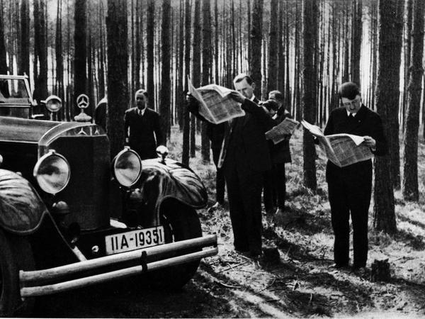Gleichgeschaltet. Hitler und seine Begleiter zeitungslesend bei einer Rast 1933.