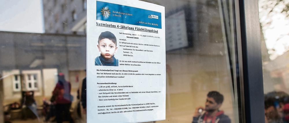 Ein Plakat mit einem Suchaufruf nach dem vierjährigen Flüchtlingsjungen Mohamed an einem Fenster des Landesamts für Gesundheit und Soziales (LAGESO) in Berlin.