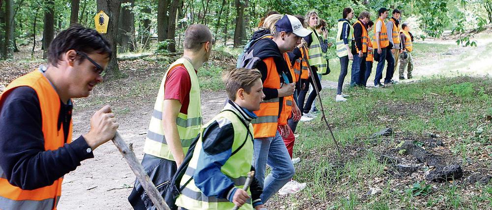Anwohner und freiwillige Helfer suchen in Potsdam in einem Waldgebiet nach Spuren des verschwundenen sechsjährigen Elias. 