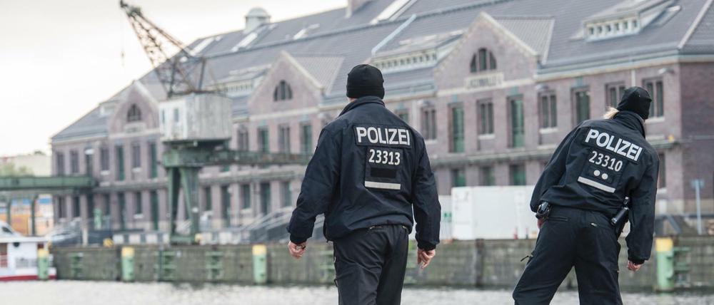 Polizisten gehen am 18.10.2015 in Berlin über das Gelände des Westhafens. Dort suchte die Polizei nach dem vierjährigen Flüchtlingsjungen Mohamed.