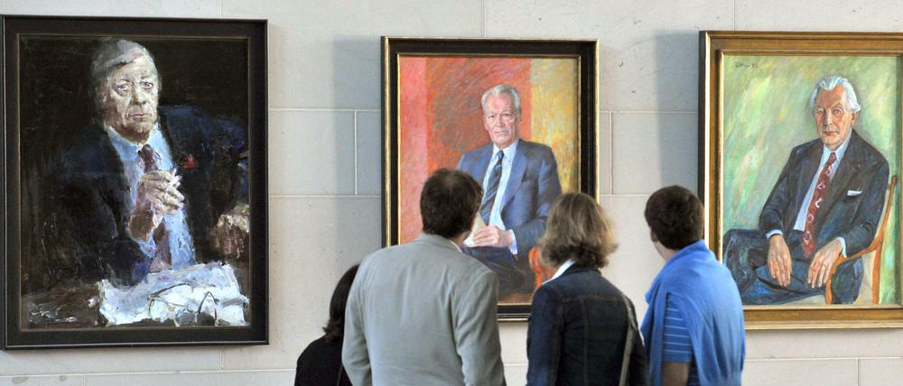 Kanzlergalerie: die Porträts von Helmut Schmidt, Willy Brandt und Kurt Georg Kiesinger im Kanzleramt.