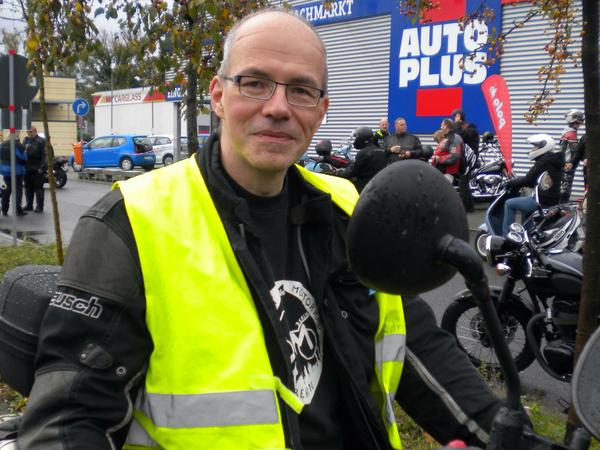 Es geht um mehr Rücksicht und Achtsamkeit: Olli Kalkow von der Gruppe "Christ und Motorrad". Er hat die Gedenk- und Mahnfahrt mit organisiert. 