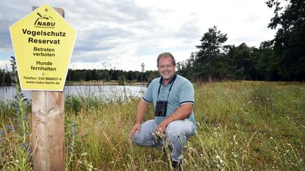 Frank Sieste, Ornithologe und Mitglied des Naturschutzbundes, betreut das Naturreservat am Flughafensee.