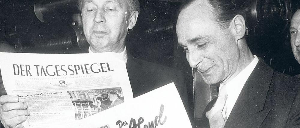 Andruck bei Mercator in der Potsdamer Straße: Franz Karl Maier, Verleger des Tagesspiegels, und Hans Sonnenfeld vom "Abend", betrachten 1954 jeweils das Konkurrenzprodukt.