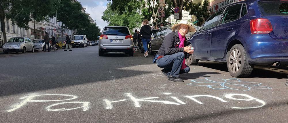 Aktivisten machen auf den "Parking Day" in der Kreuzberger Bergmannstraße aufmerksam.