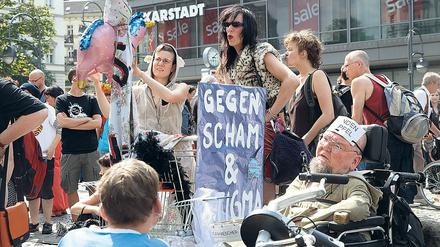 Behinderte demonstrieren auf der "Pride Parade".