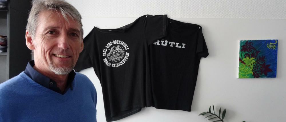 Die T-Shirts in Helmut Hochschilds Reinickendorfer Büro stammen aus seiner Zeit an der Paul-Löbe- und an der Rütli-Schule. Heute bildet der 59-Jährige Lehrer aus.