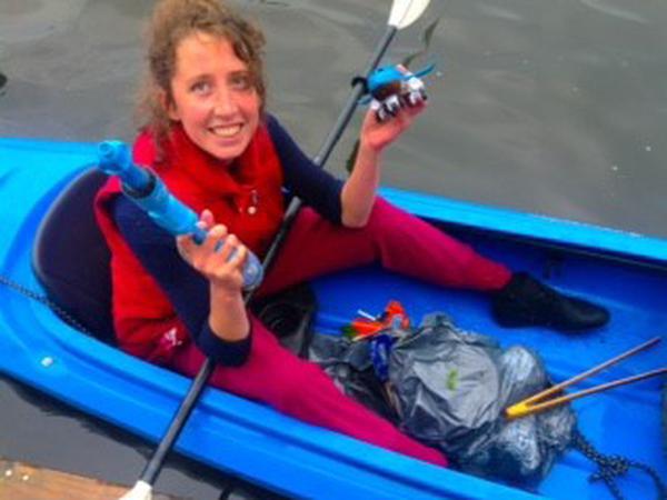 Müllsucherin im Rummelsburger See. Auch eine Wasserspritzpistole und etliche Plastikteile hat diese junge Helferin gefunden. 