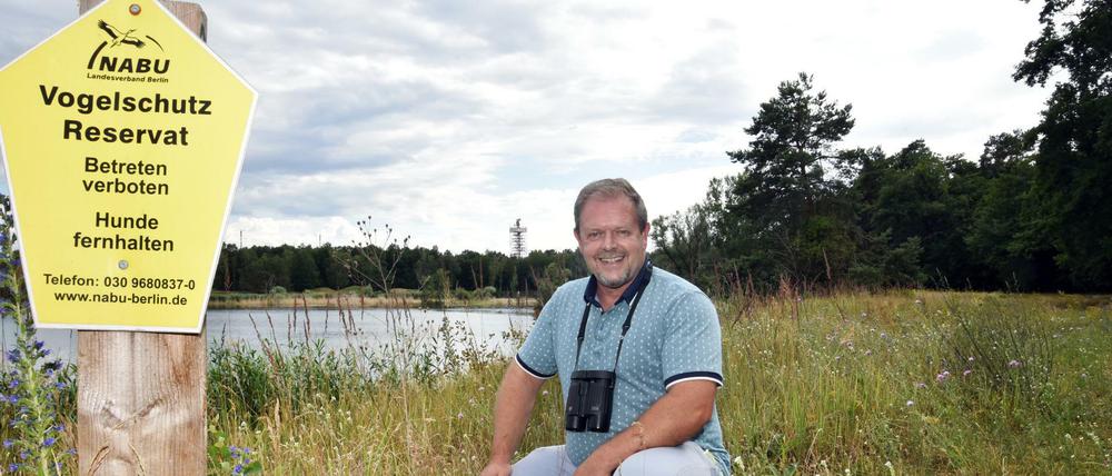 Frank Sieste, ehrenamtlicher Vogelschützer des Nabu, am Flughafensee in Tegel.