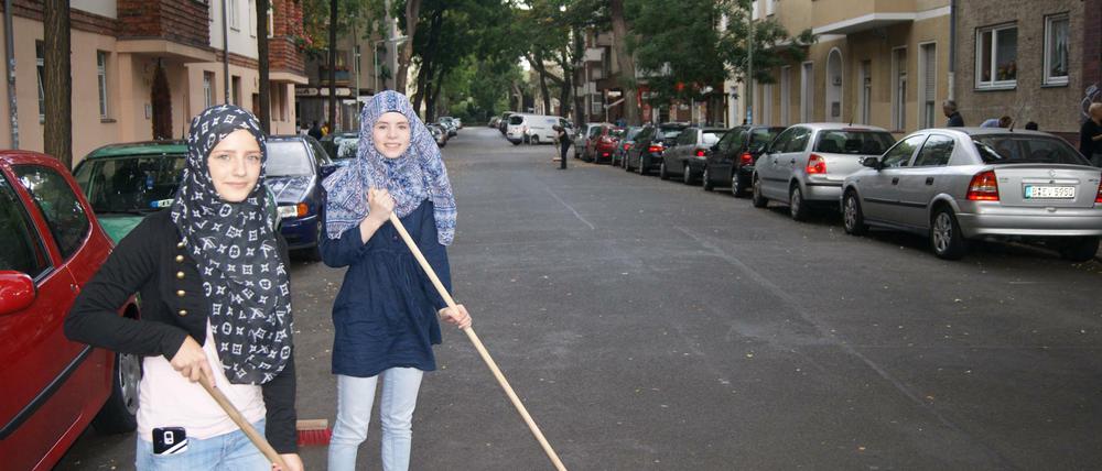 "Im Islam sind Sauberkeit und Hygiene sehr wichtig". Zwei Mädchen fegen die Straße vor ihrer Moschee in der Finowstraße in Neukölln.