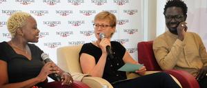 Audrey Namdiero-Walsh, Moderatorin Ulrike Scheffer und Ibou Diop bei der Diskussionsveranstaltung.