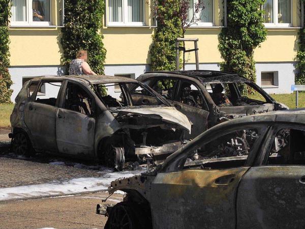 Die ausgebrannten Autos in Marzahn. 