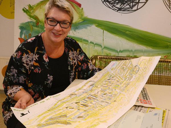 Wer Visionen hat, geht in die Galerie: Karin Scheel mit dem bunten Plan für den Cecilienplatz.