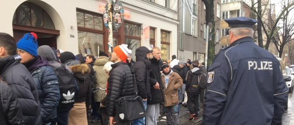 Ordnung muss sein. In Kreuzberg hielt die Polizei die Turnschuh-Schlange im Zaum.