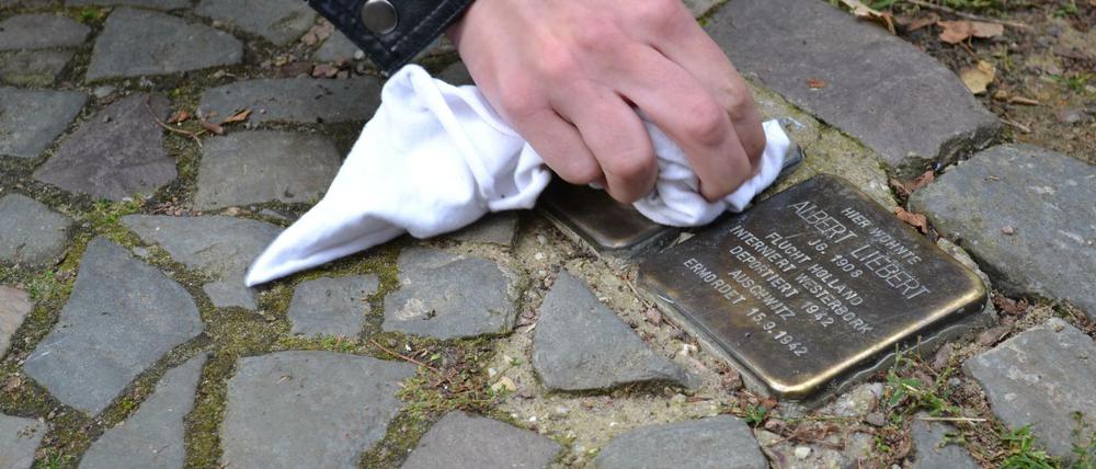 Die Erinnerung wachhalten. In Reinickendorf werden Stolpersteine geputzt.
