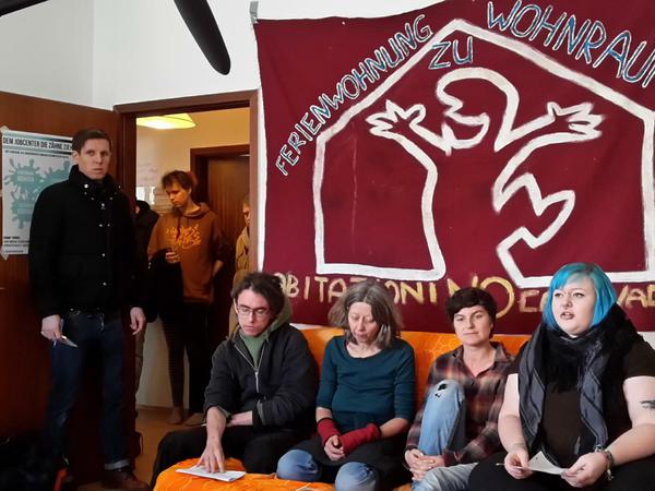 Aktivisten hielten in der Ferienwohnung in der Soldiner Straße eine Pressekonferenz ab. Nach drei Tagen soll das Apartment wieder geräumt werden.