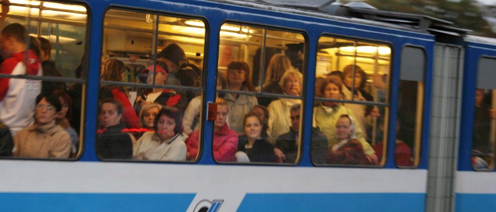 In der estnischen Hauptstadt Tallinn sind die innerstädtischen Straßenbahnen, Busse und Züge neuerdings gratis – für Einheimische. Touristen brauchen ein Ticket für 1,60 Euro.