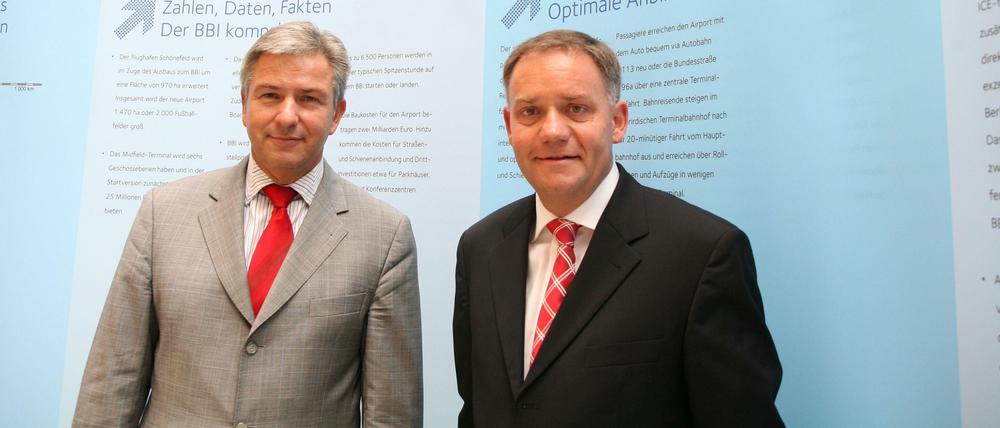 Optimale Anbindung? Der einstige Flughafenchef Rainer Schwarz (rechts) und der Noch-Aufsichtsratschef der Flughafengesellschaft, Klaus Wowereit, auf einem Foto von 2006.