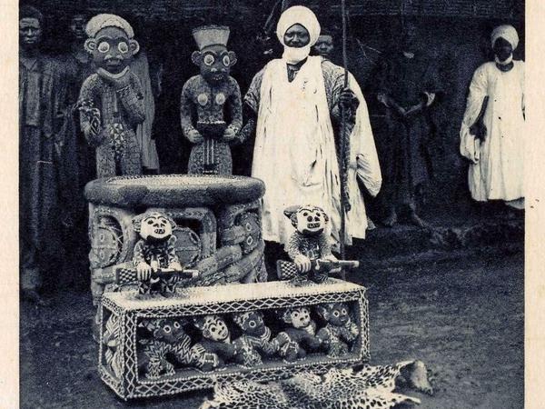 Der Thron eines Sultans aus Kamerun wurde dem deutschen Kaiser als "Geschenk" überlassen, so heißt es offiziell. Die Kritiker gehen davon aus, dass die Übergabe auf Druck der Kolonialverwaltung erfolgte. Der Thron soll künftig im Humboldt-Forum gezeigt werden.