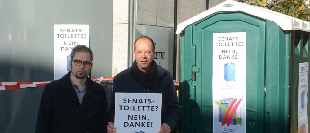Klo-Protest: Marzahn-Hellersdorfs Stadtrat Johannes Martin (links) und der Abgeordnete Christian Gräff, beide CDU.