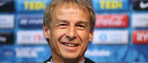 Er soll's richten. Jürgen Klinsmann, der neue Trainer von Hertha BSC, wird der Presse vorgestellt. 