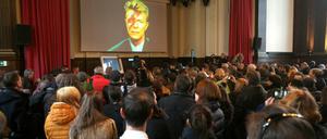 In Trauer vereint. Viele Fans kamen am Freitag zu Gedenkfeier für David Bowie. 
