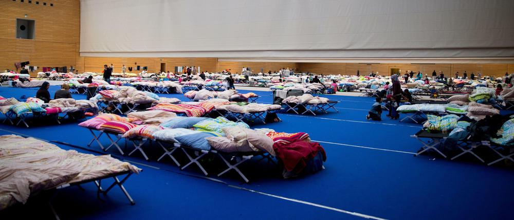 Die Flüchtlinge müssen viel länger als geplant in den Berliner Turnhallen bleiben.
