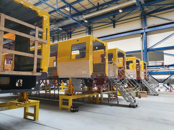 In den nächsten Jahren kommen bis zu 1500 neue U-Bahn-Wagen in Berlin zum Einsatz. 12 Wagenkästen befinden sich bereits in der Produktion am Stadler-Standort in Berlin-Pankow. 