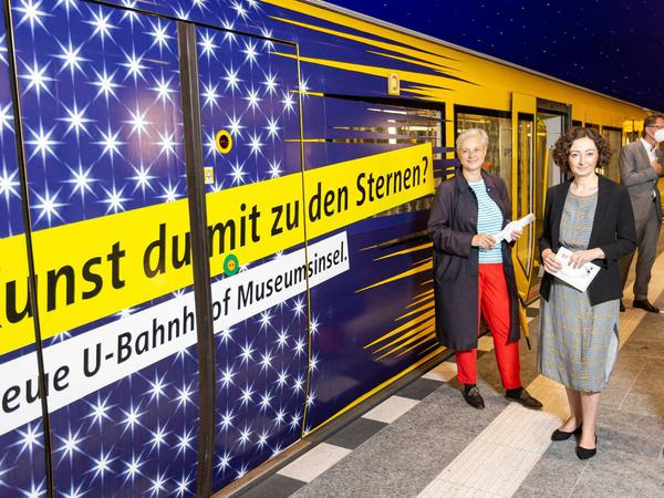 BVG-Chefin Eva Kreienkamp und die Vorsitzende des Aufsichtsrates der BVG, Wirtschaftssenatorin Ramona Pop (Grüne) bei der Eröffnung des U-Bahnhof Museumsinsel im Juli 2021. 