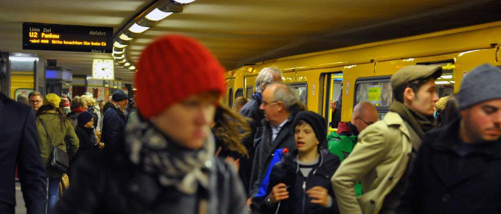 Linie U2 am Bahnhof Potsdamer Platz- Hier steigen immer sehr viele Menschen ein und um. 