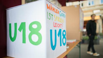Bunt gemalte Wahlkabine zur Wahl der Unter-18-Jährigen.