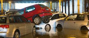 Nach starken Regenfällen sind parkende Autos am 27.07.2016 im Gleim-Tunnel in Berlin ineinander und übereinander geschoben worden. 
