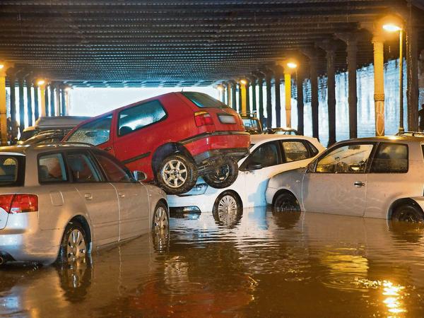 Nach starken Regenfällen sind parkende Autos am 27.07.2016 im Gleimtunnel übereinander geschoben worden. 