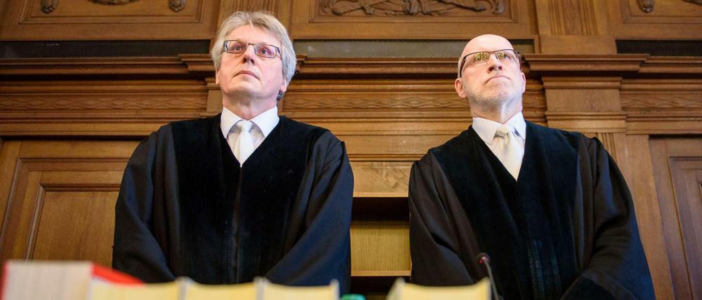 Der Richter Willi Thoms und der Vorsitzende Richter Ralph Ehestädt zur Urteilsverkündung um das Autorennen.