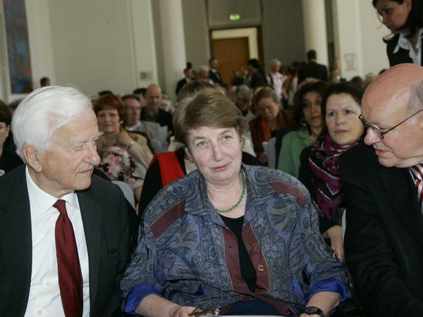 Die ehemaligen Berliner Regierenden Bürgermeister Richard von Weizsäcker und Walter Momper mit Barbara John bei der Verleihung der Louise-Schroeder Medaille im Abgeordnetenhaus am 26.4.2007.