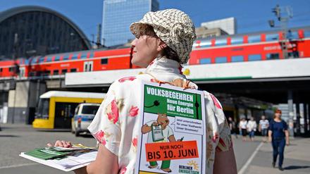 Werbearbeit leisten: Claudia Liebers ist auf Unterschriften-Jagd zum Volksbegehrens "Neue Energie für Berlin" auf dem Alexanderplatz in Berlin.