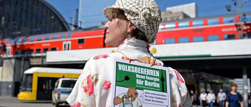 Werbearbeit leisten: Claudia Liebers ist auf Unterschriften-Jagd zum Volksbegehrens "Neue Energie für Berlin" auf dem Alexanderplatz in Berlin.