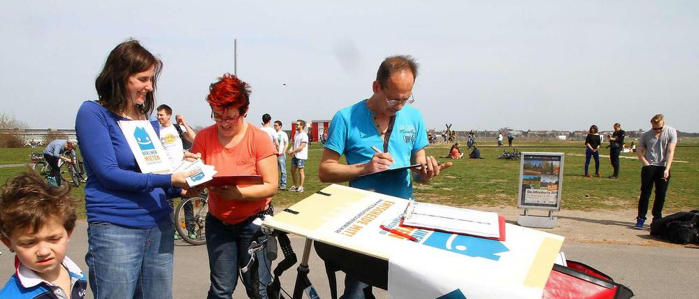 Unterschriftsreif. Nicht nur auf dem Tempelhofer Feld werden ab jetzt Unterschriften für den Mieten-Volksentscheid gesammelt.