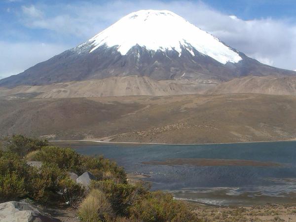 Das Ziel der langen Reise: Der Lago Chungara auf über 4600 Metern Höhe. Im Hintergrund: der schneebedeckte Vulkan Parinacota. 
