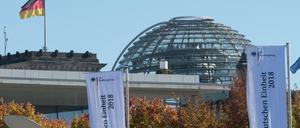 Am Reichstag präsentieren sich die Bundesländer sowie die Bundesregierung mit Ständen anlässlich des Einheitsfestes.