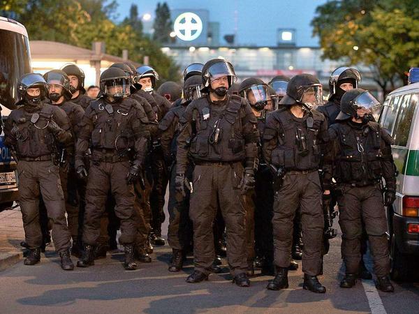 Polizisten sichern die Demo zur Walpurgisnacht in Berlin-Wedding 2014.