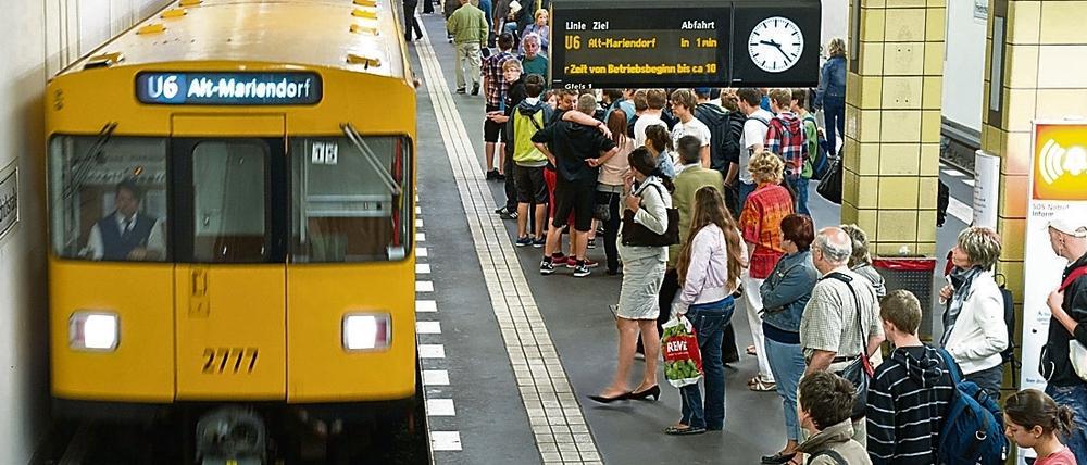 Die Flatrate für Busse und Bahnen ist zum Thema im Wahlkampf geworden. Bei der BVG und S-Bahn gibt es sie eigentlich schon – als Umweltkarte. Aber das Ticket ist sogar manchem Politiker zu teuer. 