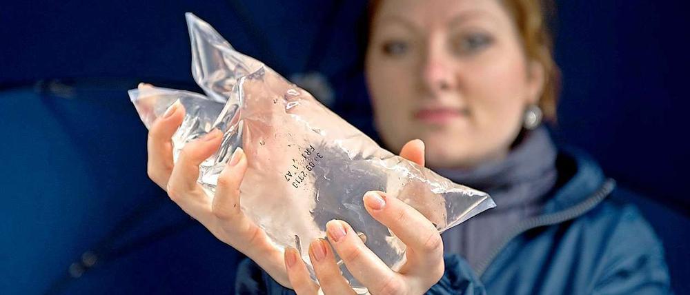 Ein Liter frisches Trinkwasser im Beutel - garantiert unbelastet, sagen die Berliner Wasserbetriebe.