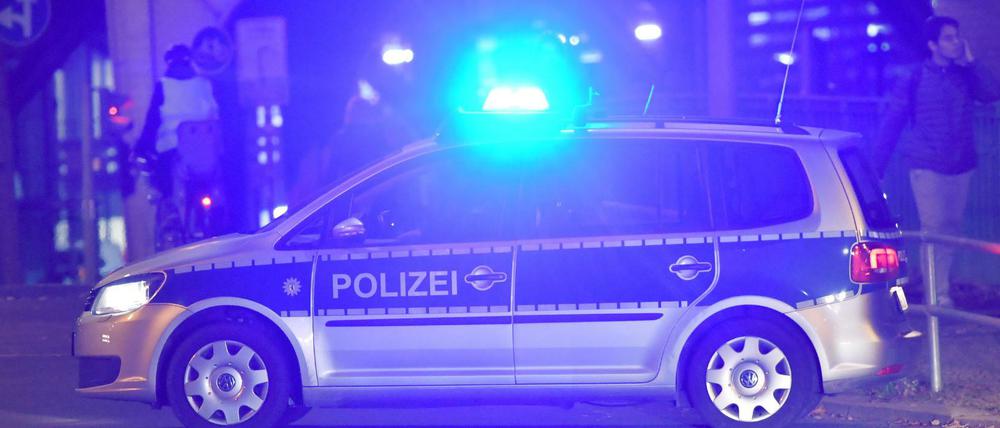 Bei einem Einsatz in Neukölln wurden am Sonnabend zwei Polizeibeamte verletzt.