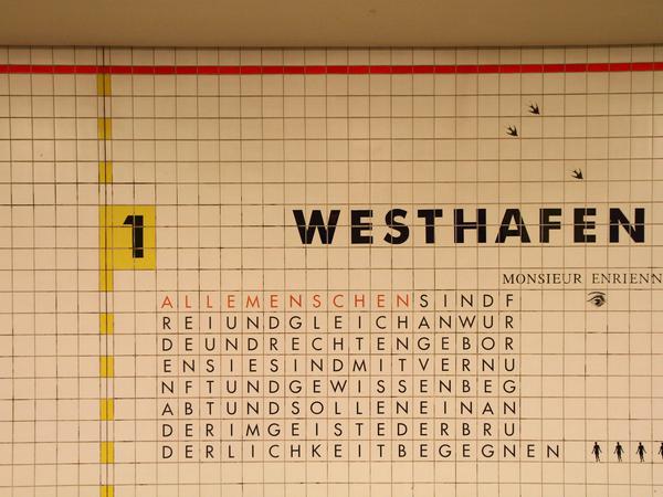 Engagiert. Die Fliesenwände des Bahnhofs Westhafen (erbaut 1961) sind mit Sätzen aus der UN-Menschenrechtscharta beschrieben.