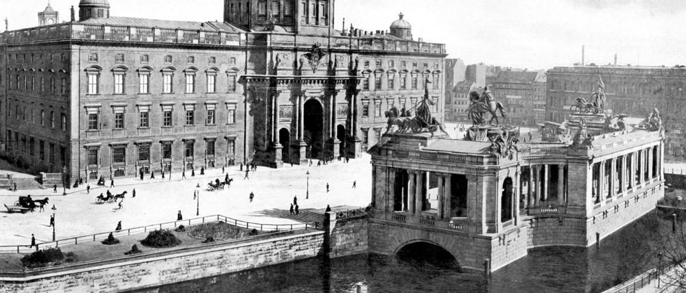 Kaiser und Kolonnaden. Die Aufnahme von 1900 zeigt die Das Stadtschloss mit Eosanderportal und das Kaiser-Wilhelm-Nationaldenkmal mit den Kolonnaden. 