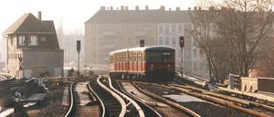 18. Dezember 1997: Die wiederaufgebaute Strecke des Südrings zwischen Sonnenallee und Treptower Park. 