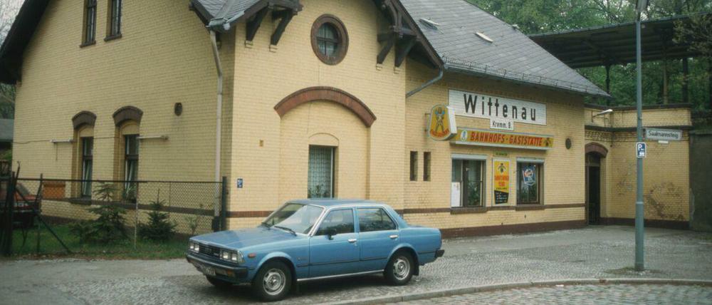 Der S-Bahnhof Wittenau ("Kremm. B.") im Jahr 1984. Nicht nur der Wagen ist scharf. Der S-Bahnhof wurde gerade für viele Jahre geschlossen, der Kiosk hat geöffnet.